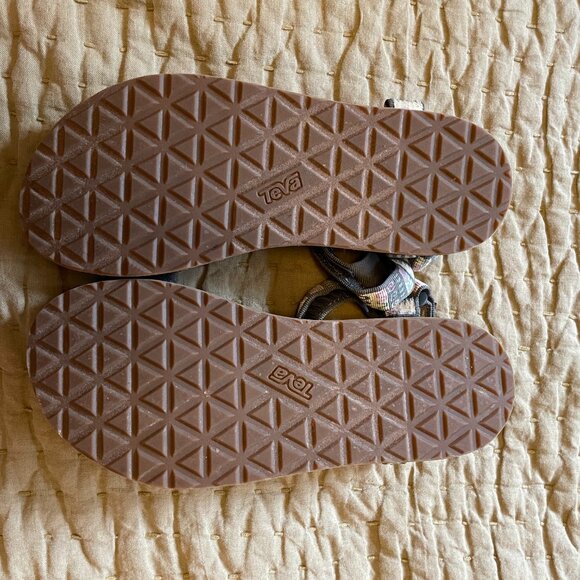 Like New Tevas Universal Womens Geo Mashup Peach Ice, Size 9 - Picture 2 of 3
